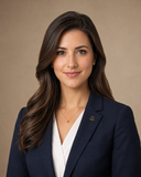 Retrato de Juliana Martins, advogada trabalhista, em blazer azul-marinho