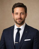 Retrato de Lucas Ferreira, advogado de Direito Civil, em terno azul-marinho