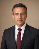 Retrato de Rafael Andrade, advogado empresarial, em terno azul-marinho
